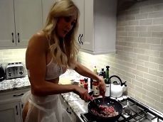 La diosa del porno Brandi Love se graba mientras que cocina.. - Actrices Porno