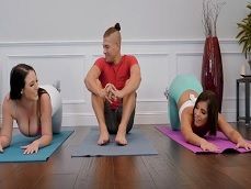 La clase de yoga se caldea y acaban follando estos tres alumnos..