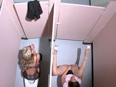 La jefa pilla a una empleada haciéndose un dedo en el lavabo.. - Lesbianas