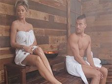 Coincide en la sauna del gimnasio con una milf macizorra - Actrices Porno